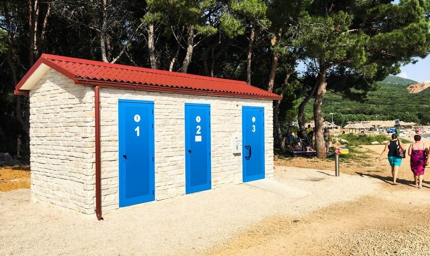 Монтажный туалет на пляже Медина — остров Крк 3