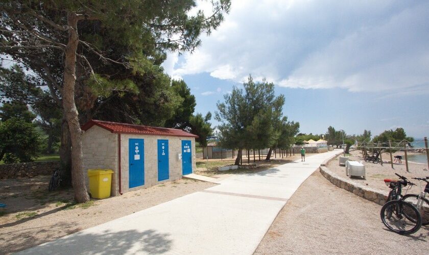 Монтажный туалет на пляже Медина — остров Крк 5
