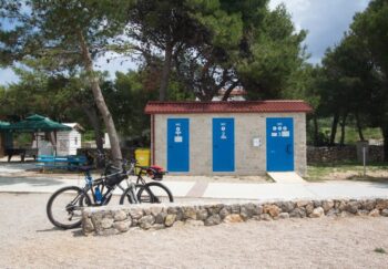Монтажный туалет на пляже Медина — остров Крк 6
