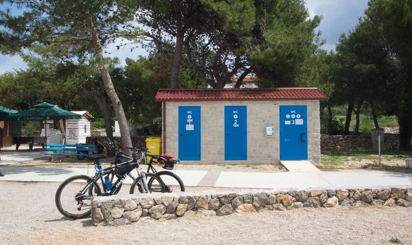 Монтажный туалет на пляже Медина — остров Крк 6